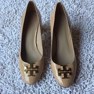 Tory Burch Raleigh Women's Size 8.5M Tan Gold T Logo Patent Leather Pumps